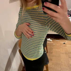 Stickad tröja  - Stickad tröja ifrån zara. En liten tråd som sticker ut men som enkelt kan tas bort. 