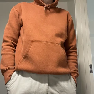 Brunorange hoodie med teddy - Fet no brand hoodie, unik färg och sitter typ som en herr-M på mig! Kan skickas mot postförskott, annars möts vi i centrala Uppsala