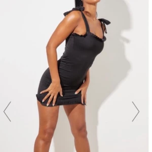 Svart klänning från Prettylittlething. - Säljer den för den inte är min still längre. Har bara använt den en gång.