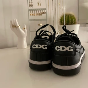 Nike x Comme des Garcons  - Nike SB Blazer Low Comme des Garcons Black- skorna släpptes 2016 och såldes då för ca 3k. Fint skick bara lite creasade och smutsiga men inget som märks. 