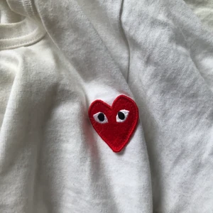Cdg T-shirt  - Äkta! Sitter som en S. Den sitter inte så långt på magen så jäkligt snygg till lågmidjade jeans. Säljer för att den inte kommer till användning. Nypris ca 800kr. Buda privat. Köp direkt för 500kr. Inga defekter.