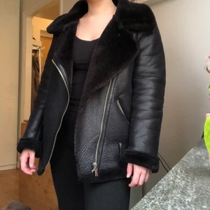 Zara jacka - Supersnygg och populär jacka från Zara i shearling (typ läder). Jackan är använd men ändå i suveränt skick! Den är true to size och nypriset är 1195kr.