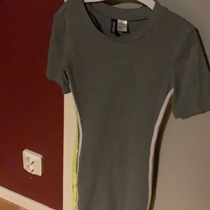 Klänning - En jätte fin klänning som blivit liten på mig. Detta är en kort modell och går lite under rumpan. 