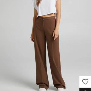 Bruna byxor BERHSKA - Jag säljer dessa bruna byxor i nyskick. Endast använda en gång. Frakt kan tillkomma💖 Skriv privat för egna bilder💕(Nypris:299kr)