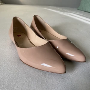 HÖGL flats  - Ett par flats eller ballerinaskor från Högl i storlek 36-37 . Nypris ca 1300kr. Kommer aldrig till användning tyvärr så i bra skick. Skickas med spårbar frakt för 66kr. Om ni har några frågor tveka inte att höra av er💗💗
