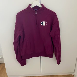 Lila colleges tröja från champion  - Lila colleges tröja från champion, storlek L, nästan helt ny och har används 1 gång. Säljer till första som skriver. (200kr+frakt). ( skriv vid fler bilder). 