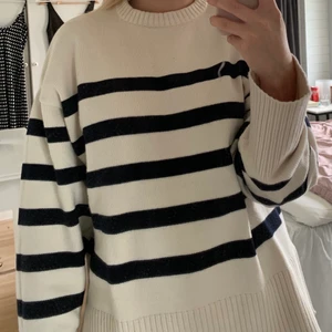 Randig tröja  - Den randiga slutsålda tröjan från zara. Märket till höger är lite smuts på spegeln, inget som är på tröjan❤️ORDPRIS: 400kr  