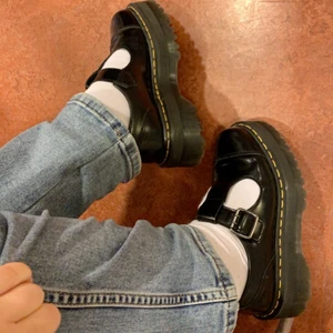Mary Jane dr martens - INTRESSEKOLL på Dr martens I modell bethan platform Mary Jane, köpta för ca 1900kr förra året. Älskar dem men dem är alldeles för stora för mig, jag brukar ha 36 i skor., frakt kostar 100kr tror jag. Säljer för minst 1100 då dem är i nyskick