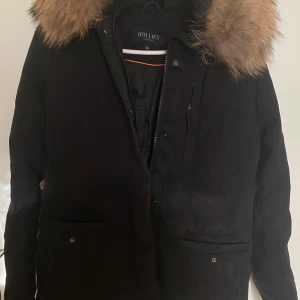 Dunjacka från Hollies - Säljer min älskade dunjacka från Hollies. Är i superfint skick och har en fluffig äkta päls som tillhör. Pris 1000kr om du vill att den kemtvättas :) Nypris 4000kr