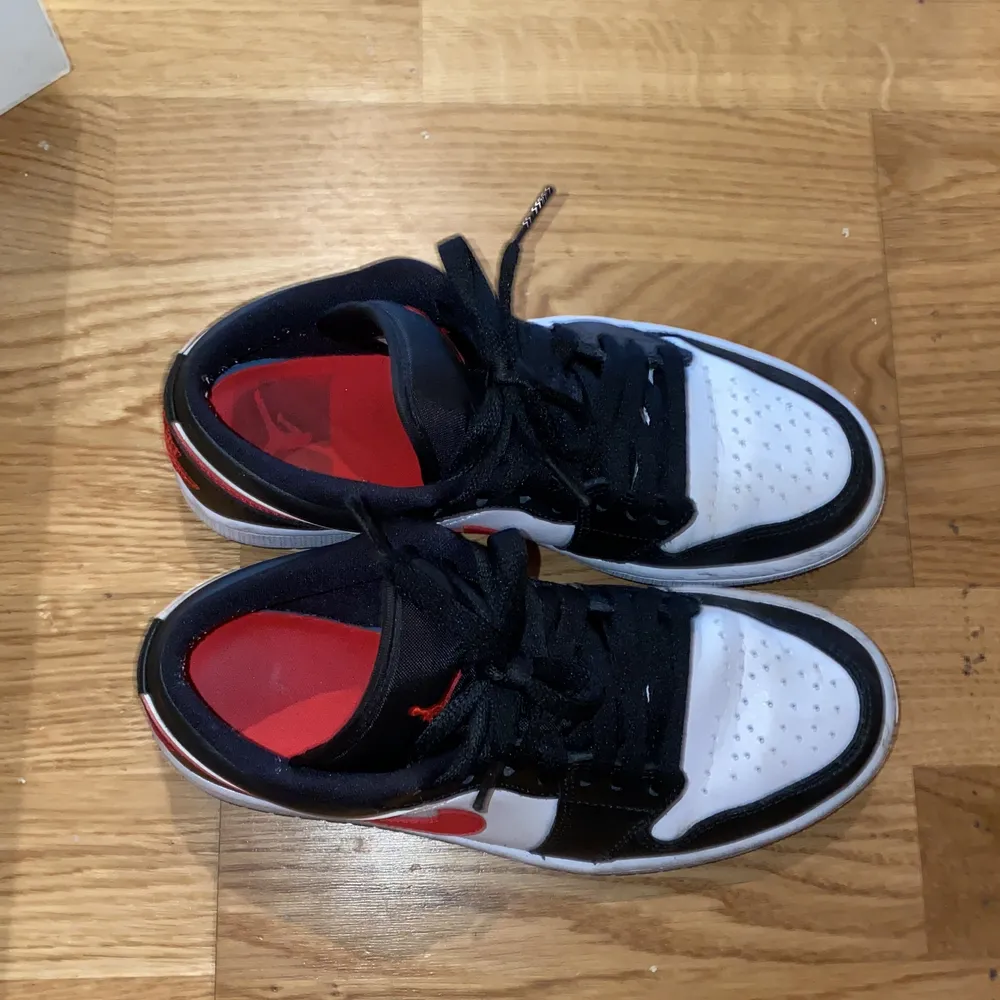 Super snygga jordans i modellen ”Air Jordan 1 low black siren red”. Nypris är 1799kr. Storlek 37,5 men skulle säga att dom passar 37/38. Priset går alltid att diskutera . Kengät.