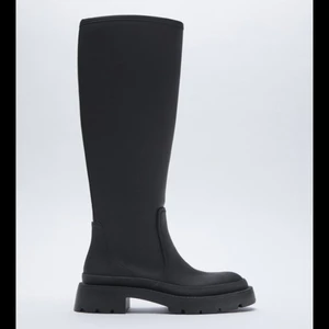 Höga boots ZARA - helt slutsålda  - Säljer dessa populära stövlar från Zara då de är lite för höga i skaftet för mig (är 155cm). Endast testade en gång inomhus och prislapp finns kvar. 