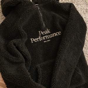 Peak performance teddy hoodie i storlek 160, passar XS/S