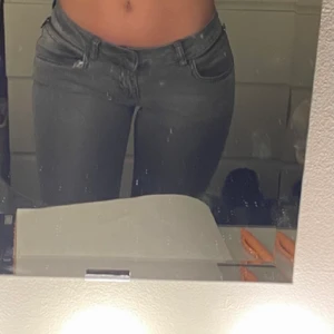 Lågmidjade jeans - Lågmidjade gråa jeans med en slits! Jeansen är i mycket bra skick. Jag vet inte märket dock då dom är köpta secondhand!Dom passar mig som är 160cm, men skulle säga att dom passar folk som är kortare och upp till 165cm! Skriv vid frågor❤️