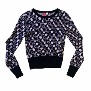 Tröja med stjärnor 🌟  - Säljer en jättesöt tröja jag hittade på second hand då den var för liten och jag inte hann testa den 🥺 