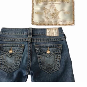 Lågmidjade true religion jeans  - Super snygga true religion jeans som tyvärr är för små för mig. Storlek 25 och lite stretch i dom, midjemått 74 cm innerbenslängd 79 cm. Finns kvar, priset går att diskutera 