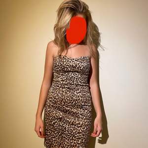 Skitcool leopard fodralklänningar från Gina tricot, aldrig använd, kom med bud!