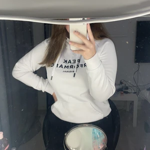 Hoodie Peak performance  - Jätte fin hoodie från peak performance i bra skick! Säljs då den inte används längre! Skriv för fler bilder 🥰 