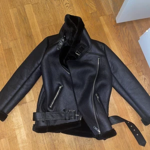 Svart vinterjacka från Zara - Svart vinterjacka från Zara. Inköpt för 1200kr aldrig använd. Storlek S stor i storleken passar M. Vid snabb affär kan pris diskuteras