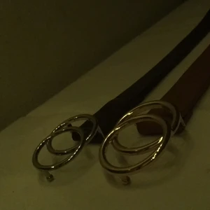 M - Två fina bälte dom kostar två för 35 jag har jag dom bara 1 gång 