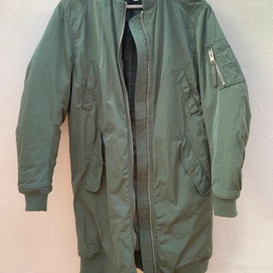 Weekday - Parkas från Weekday, fodrad. Märkt XS men mer en S.! Grön. Som ny. Skickar med post spårbart.