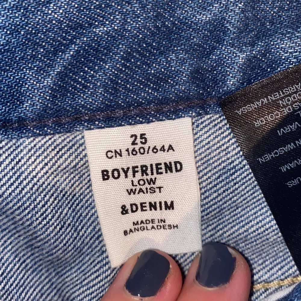 Säljer dessa mom jeans från Hm i strl 25. Helt oanvända, säljer på grund av att de är för små. Kontakta mig om du är intresserad💕. Jeans & Byxor.
