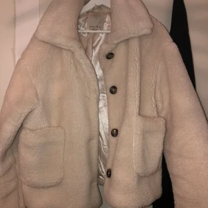 Teddy jacka  - Jättefin och mysig Teddy jacka använd endast 2 gånger, nypris 400 