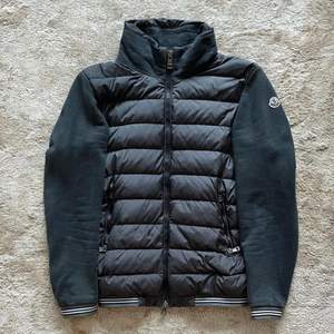 Moncler Cardigan 9/10 då endast använd ett fåtal gånger då jag ägt den. Kontakt gärna ifall du har mer frågor? 2500kr eller högst bjudande! Mvh Alex