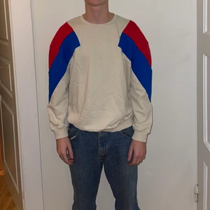 Sweatshirt  - Snygg sweatshirt. Storlek M men passar även S. Modellen är 182cm💞 Buda i kommentarerna!