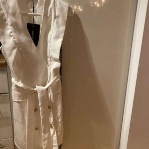 Klänning  - Från Prettylittlething, aldrig använd då den ej passar mig. Storlek S