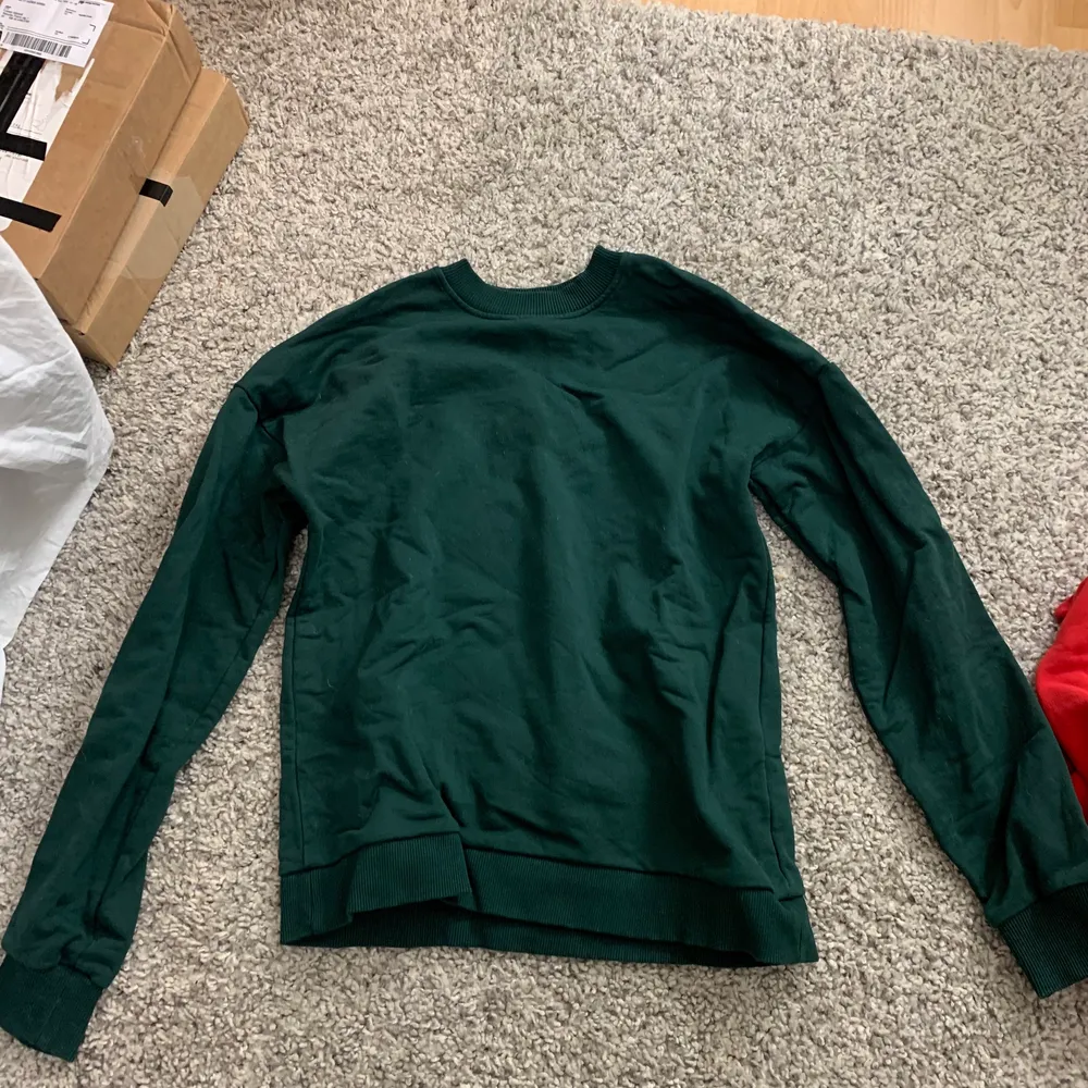 Oversized sweatshirt i mörkgrön, superfin! Aldrig använd. Oversized så passar Xs/S/M. Tröjor & Koftor.