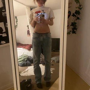 Just Cavalli  - Jeans av Roberto Cavalli med färgskvätts detaljer skulle säga att modellen är straight leg. Vanligtvis går hans jeans i nypris för minst 3000kr. Jag är ungefär 177cm och på bild 1 ser ni hur de sitter om jag inte använder skärp. Säljer pga för stora, frakt tillkommer💕💕 skriv privat för bättre samt fler bilder!