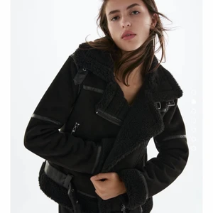 Zara jacka - Jättesnygg och trendig jacka ifrån zara, som är perfekt nu till vintern då den är väldigt varm! Säljer pågrund av att den inte kommer till så mycket användning längre vilket är så synd då jag verkligen tycker den är så snygg. Köpt förra vintern för ca 900kr. Jackan är i väldigt bra skick!