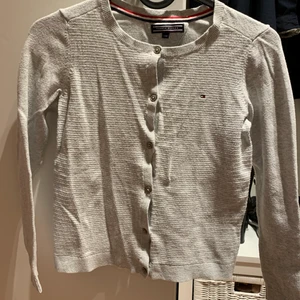 Tommy Hilfiger kofta junior, nyskick - Tommy Hilfiger kofta junior, nyskick.