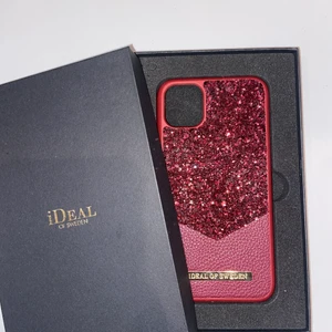 Ideal of Sweden, Iphone 11/XR - Ett superfint och helt slutsålt skal från ideal of Sweden, inköpt för ungefär två år sedan och har aldrig kommit till användning. Skalet har legat i skyddat i lådan hela tiden och är i nyskick,  inte ett ända märke. Notera att den passar Iphone11/XR inte 11 pro.  NYPRIS 499:- 