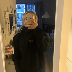 Hoodie Brandy Melville - Svart hoodie med liten fjäril i mitten. Köpt i San Fransisco. Väldigt fin oversized modell