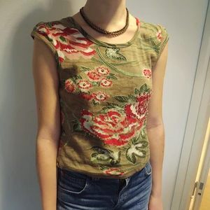 T-shirt med ros detaljer - Ett vintage Vero Moda linne