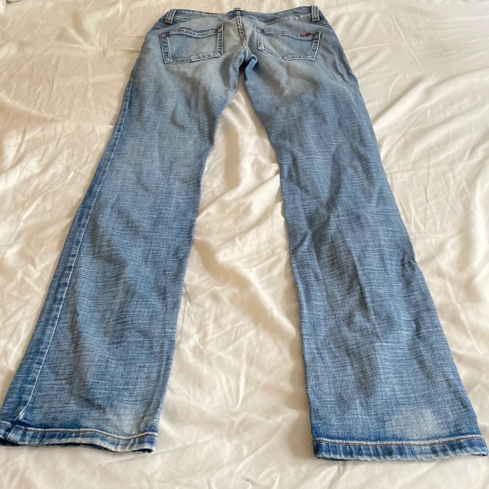Buda eller köp direkt för 500kr!❤️INNERBENSLÄNGD 81 cm MIDJEMÅTT 79 cm❤️❤️Säljer dessa så snygga jeansen märket only. Storleken är 29/34 och byxorna är i bra skick. Köparen står för frakt annars möts jag gärna upp i Stockholm. ‼️‼️Kolla bild 3 för en rättvis bild av färgen. . Jeans & Byxor.
