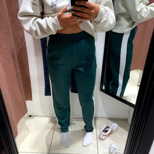 Mörkgröna byxor  - As coola mörkgröna byxor💖 Är 164 och de är lite långa på mig men går att vika upp i midjan så passar många längder! Nypris 400kr