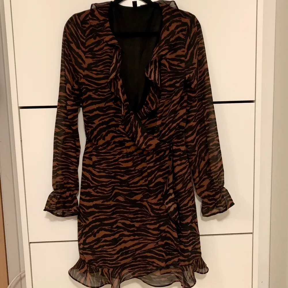 Leopard mönstrad klänning ifrån h&m. HALVA PRISET PÅ FRAKTEN . Klänningar.