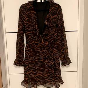 Leopard mönstrad klänning ifrån h&m. HALVA PRISET PÅ FRAKTEN 