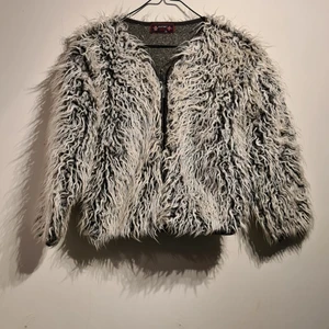 Jacka  - Egentligen ett barnplagg men har använt den som ravejacka, snygg och sticker ut 