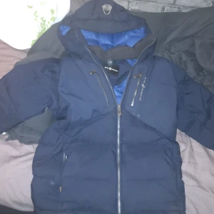 Sail racing jacka - Perfekt jacka för vintern från sailraicing. Köpt på kidsbrandstore, knappt använd. Säljer pga att den är för liten. Säljer för endast 800kr. STORLEK 160-170 cm