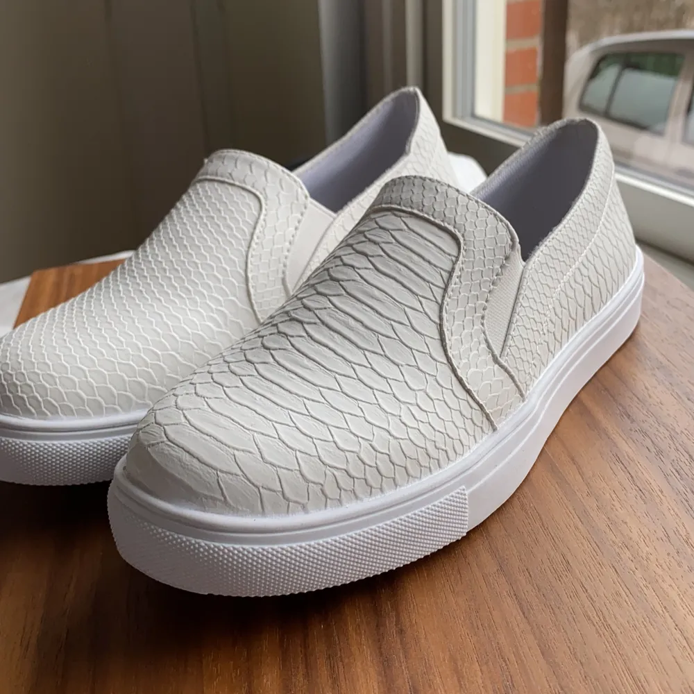 Vita slip-on skor. Aldrig använda då de var för stora för mig men annars jättefina verkligen. Pris kan diskuteras. . Skor.