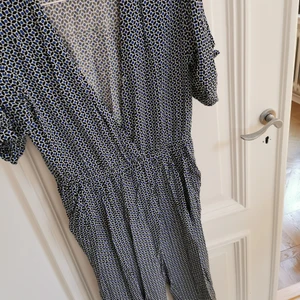 Mönstrad jumpsuit  - Superfin svart/vit/blå-mönstrad jumpsuit. Storlekslapp saknas, men skulle säga att den passar S eller lite oversize XS. Fint skick! Köparen står för frakten, kan även hämtas i Malmö! 