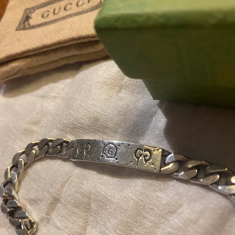 Gucci armband i 925 silver. Allt original ingår så som box osv nypris 3300kr och använt ca 5 gånger. Accessoarer.