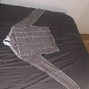 H&M genomskinlig tröja.DIVIDED - Genomskinlig tröja med zebra-aktigt mönster. I bra skick. 80kr inkl. frakt. :)