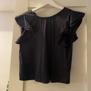 marinblå blus - marinblå blus i silke från zara, något kort i modellen, köpt för längesen så finns ej kvar på zara