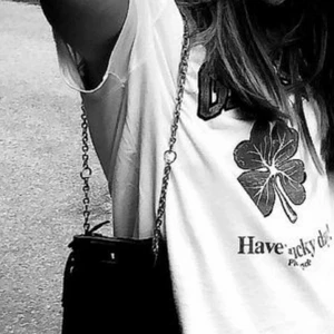 Maje - Min super fina maje väska som är svart Och i den mindre storleken. Köpt I våras men Sparsamt använd, man får med både Kedja Och bad plus dust bag, 100% äkta. ny pris typ 2500