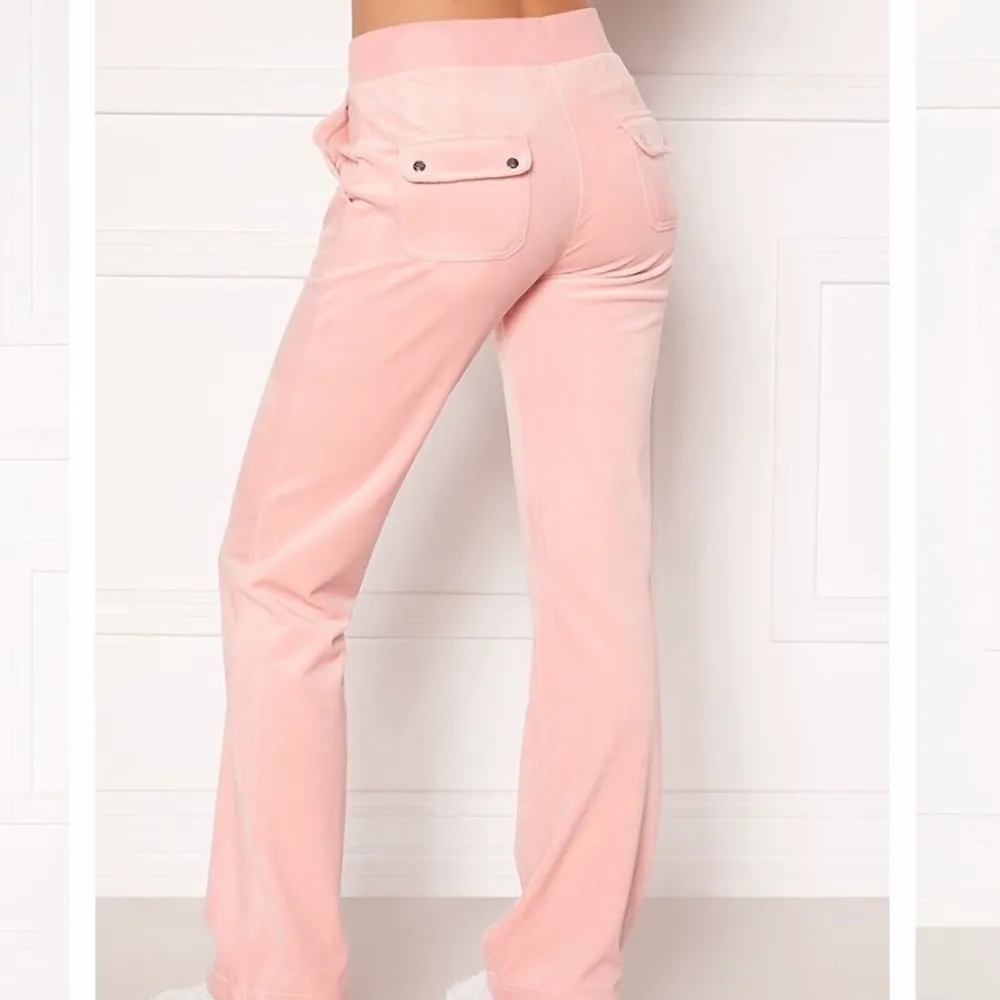 Rosa Juicy Couture mjukisbyxor stl S lite använda men i bra skick!💓 Nypris är 1000kr Skriv för fler bilder!. Jeans & Byxor.