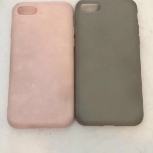 Ljus Rosa, pastell grå, 7/8, Fyndiq - Ljus Rosa och pastell grå, 7/8 iPhone SE2, liknar Holdit skalen i färgen fast dessa skal har inte ett sånnt material utan är böjbara utan att dem går sönder👍🏼 Rosa skal 10 kr + de gråa 10 kr = 20 kr plus frakten som det är bara att fråga om sen om du är intresserad. Men det är bara att höra av dig om du vill bara köpa ett av dem😁